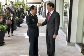 Bộ trưởng Quốc phòng Mỹ Mark Esper (phải) và Bộ trưởng Trung Quốc Ngụy Phượng Hòa (trái) gặp nhau bên lề Hội nghị Bộ trưởng Quốc phòng các nước ASEAN mở rộng ở Thái Lan tháng 11-2019. Ảnh: AP
