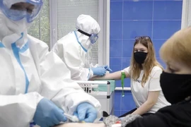 Thử nghiệm vaccine COVID-19 tại Nga. Ảnh: Maxim Shipenkov / EPA / TASS