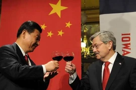 Đại sứ Mỹ Terry Branstad (phải) và Chủ tịch Trung Quốc Tập Cận Bình. Ảnh: DW