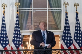 Tổng thống Mỹ Donald Trump tháo khẩu trang khi vừa xuất viện về đến Nhà Trắng chiều 5-10. Ảnh: GETTY IMAGES