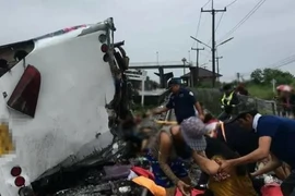 Tàu hỏa đâm xe buýt, 20 người chết, hơn 30 người bị thương