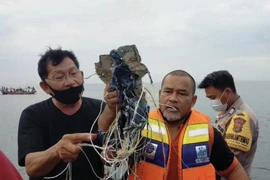 Máy bay chở khách mất liên lạc sau khi cất cánh ở Jakarta