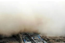 Ảnh: ‘Sóng cát’ tràn phủ cả một huyện ở Trung Quốc