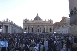 VIDEO, ẢNH: Vatican vỡ òa khi khói trắng bốc lên từ Nhà nguyện Sistine, báo hiệu bầu được giáo hoàng 