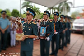 Người dân tiễn đại tá phi công Phạm Giang Nam về đất mẹ