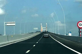 Sớm đề xuất phương án thảm lại mặt cầu Bạch Đằng