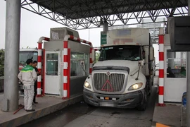 Lái xe container đỗ xe tại trạm thu phí BOT Tiên Cựu rồi bỏ đi