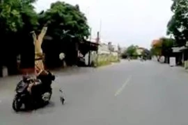 1 CSGT bị xe máy tông văng lên cao, trọng thương