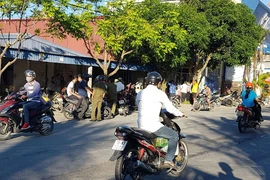 Người chồng chết ở cầu thang, vợ tử vong ngoài mương nước