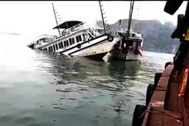 Tàu du lịch bị chìm trên vịnh Hạ Long sau va chạm với sà lan