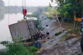 Hi hữu: Ô tô tải tông chết người đi đò