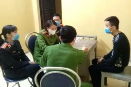 Khởi tố thanh niên tông cảnh sát khi qua chốt kiểm soát COVID