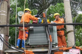 Công nhân Điện lực Vân Đồn đang kiểm tra hệ thống điện. Ảnh: PC Quảng Ninh. 