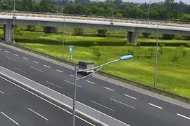 Phạt nữ tài xế lái xe tải chạy lùi trên cao tốc 17 triệu đồng