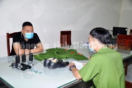 Giả người của Bộ Công an lừa tiền 'chạy' giấy tờ
