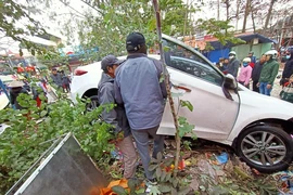Ô tô tông liên hoàn ở chợ dân sinh, 10 người bị thương