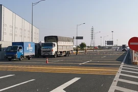 Chốt kiểm soát tại đường cao tốc Hà Nội - Hải Phòng nhánh xuống đường 356 (quận Hải An) và nhiều chốt khác dừng hoạt động từ 17 giờ 26-2. Ảnh: ĐH