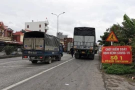 Các chốt kiểm soát cửa ngõ, tổ kiểm soát COVID-19 tại các thôn giáp ranh tỉnh Hải Dương vẫn tiếp tục duy trì. Ảnh: ĐH