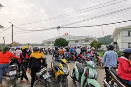 Hàng trăm công nhân may ngừng việc tập thể đòi quyền lợi