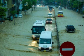 Quảng Ninh: Nhiều tuyến phố, khu dân cư ngập sâu sau trận mưa lớn