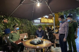 Tạm đình chỉ 3 chủ tịch phường vì để các cơ sở ăn uống vi phạm phòng dịch