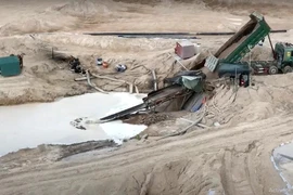 Lợi dụng tận thu để khai thác đất, cát trái phép 