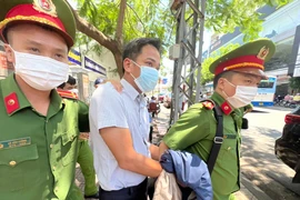 Chùm ảnh: Công an khám xét, thu giữ nhiều thùng tài liệu tại CDC Khánh Hòa