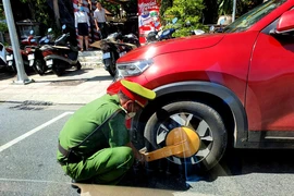 Công an TP Nha Trang nói về việc khóa bánh xe ô tô vi phạm 