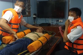 Đưa ngư dân bị liệt nửa người trên biển vào đảo Phú Quý cấp cứu