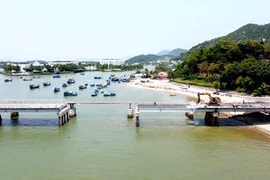 Đập cầu cũ, đơn vị thi công thả bê tông trực tiếp xuống sông?