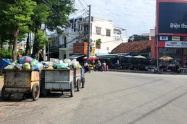 Ninh Thuận: Bãi tập kết rác bốc mùi hôi ngay dưới lòng đường thành phố