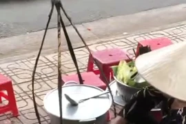 Bà bán bún đổ thức ăn thừa ở Nha Trang bị phạt thêm 2 triệu đồng 
