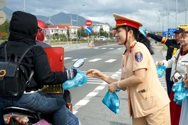 Công an Ninh Thuận mời cơm, nước miễn phí người dân về quê ăn Tết 