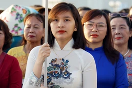 Hơn 2.000 phụ nữ diễu hành tôn vinh áo dài ở Nha Trang
