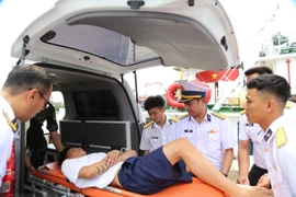 Quân y Trường Sa cứu chữa hai ngư dân bị tai nạn giảm áp khi lặn biển