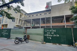 Bị dừng giao dịch đất vì xây tường rào không phép