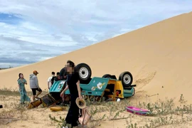 5 du khách Hàn Quốc bị nạn khi đi xe Jeep tham quan đồi cát Mũi Dinh ở Ninh Thuận