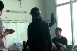 Thanh niên cầm dao vào bệnh viện dọa chém người trêu ghẹo bạn gái mình