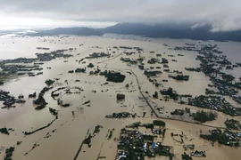 Nóng lòng về với rốn lũ Hòa Thịnh giữa dòng xe kẹt cứng hơn 30 km