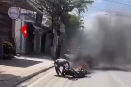Bắt giữ thanh niên đốt xe máy để chống đối kiểm tra nồng độ cồn