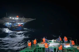 Tàu hải quân 'đạp' sóng đưa tàu cá cùng 36 ngư dân vào bờ an toàn