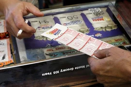 Khách mua vé số Mega Millions - Ảnh: AP