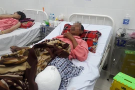 Cuốc đất trồng điều bị mìn nổ phải cắt mất chân