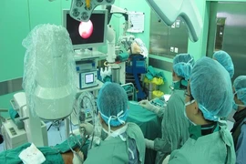 4 lần phẫu thuật lấy viên sỏi thận lớn kỷ lục
