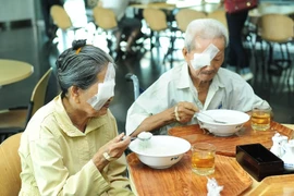 'Mấy chục năm sống trong tối, giờ nhìn đâu cũng sáng'