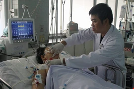 Cô giáo bị ong đốt trước ngày 20-11 vẫn đang nguy kịch
