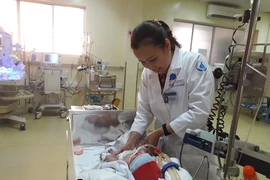 Nỗ lực cứu bé 2 ngày tuổi có khối 'bướu hút máu' kỳ lạ