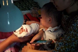 Thông tin mới vụ bé trai bị thang cuốn kéo đứt cổ tay