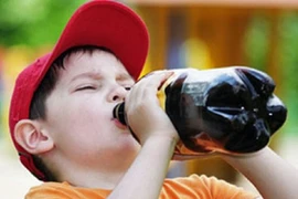Không phải cứ trời nóng cho trẻ uống nhiều nước là đúng