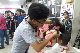 Bệnh nhân được nghe hát, gội đầu, cắt tóc miễn phí ở BV